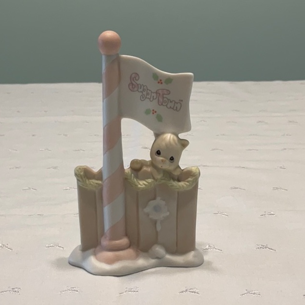 Precious Moments Porcelain Figurine Sugar Town Flag Pole - Picture 1 of 4